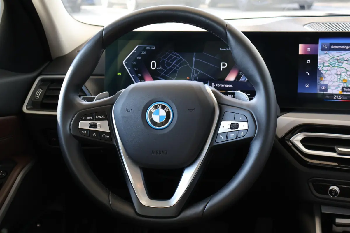 320e | LCI met Widescreen Display | Leder | Camera | Parkeersensoren voor en achter | Climate Control | Sportstoelen