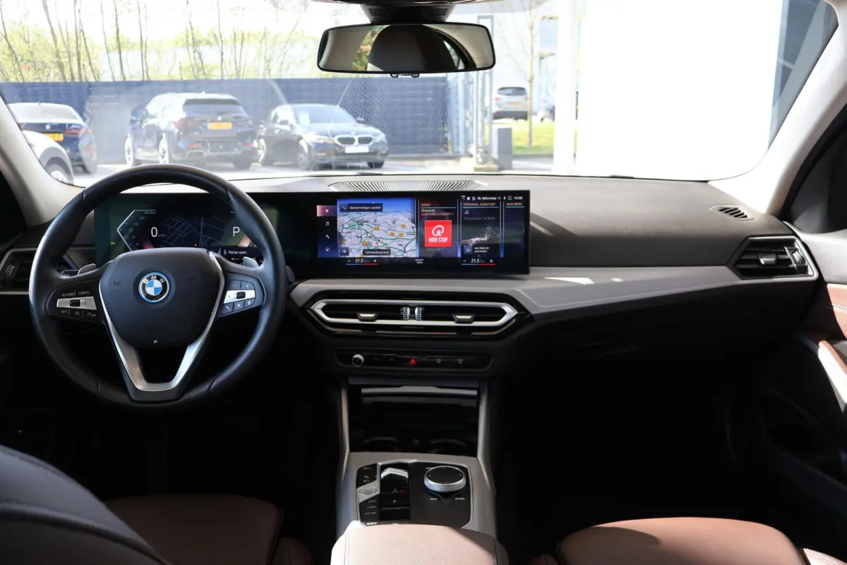 320e | LCI met Widescreen Display | Leder | Camera | Parkeersensoren voor en achter | Climate Control | Sportstoelen