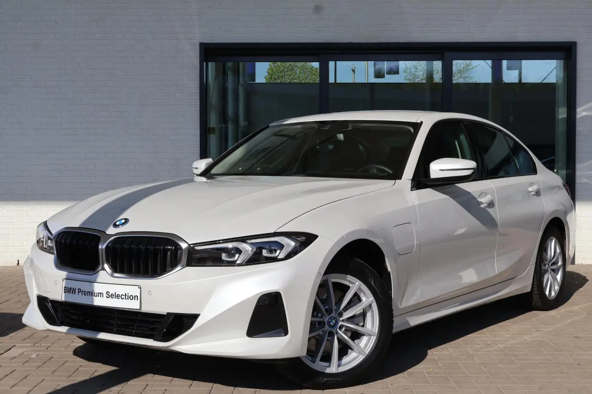 320e | LCI met Widescreen Display | Leder | Camera | Parkeersensoren voor en achter | Climate Control | Sportstoelen
