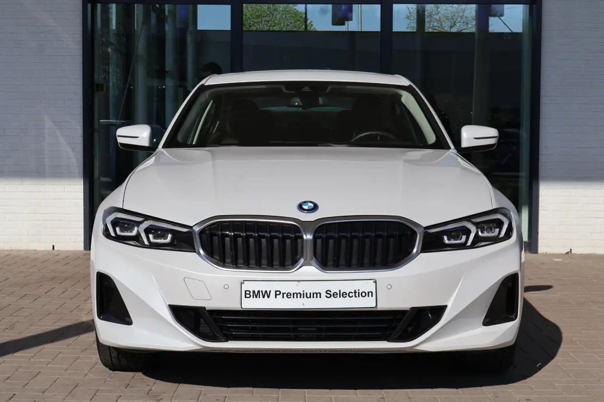 320e | LCI met Widescreen Display | Leder | Camera | Parkeersensoren voor en achter | Climate Control | Sportstoelen