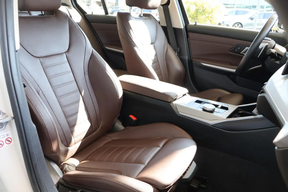 320e | LCI met Widescreen Display | Leder | Camera | Parkeersensoren voor en achter | Climate Control | Sportstoelen