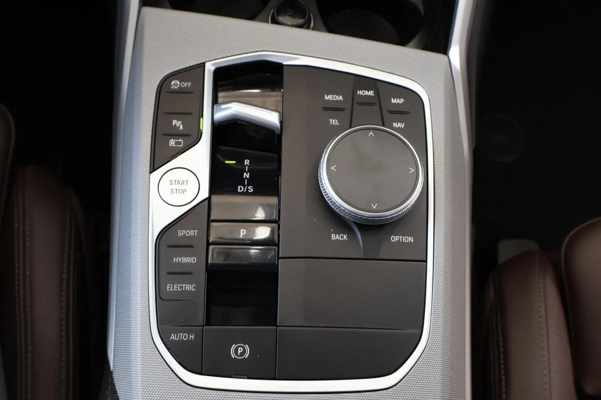 320e | LCI met Widescreen Display | Leder | Camera | Parkeersensoren voor en achter | Climate Control | Sportstoelen