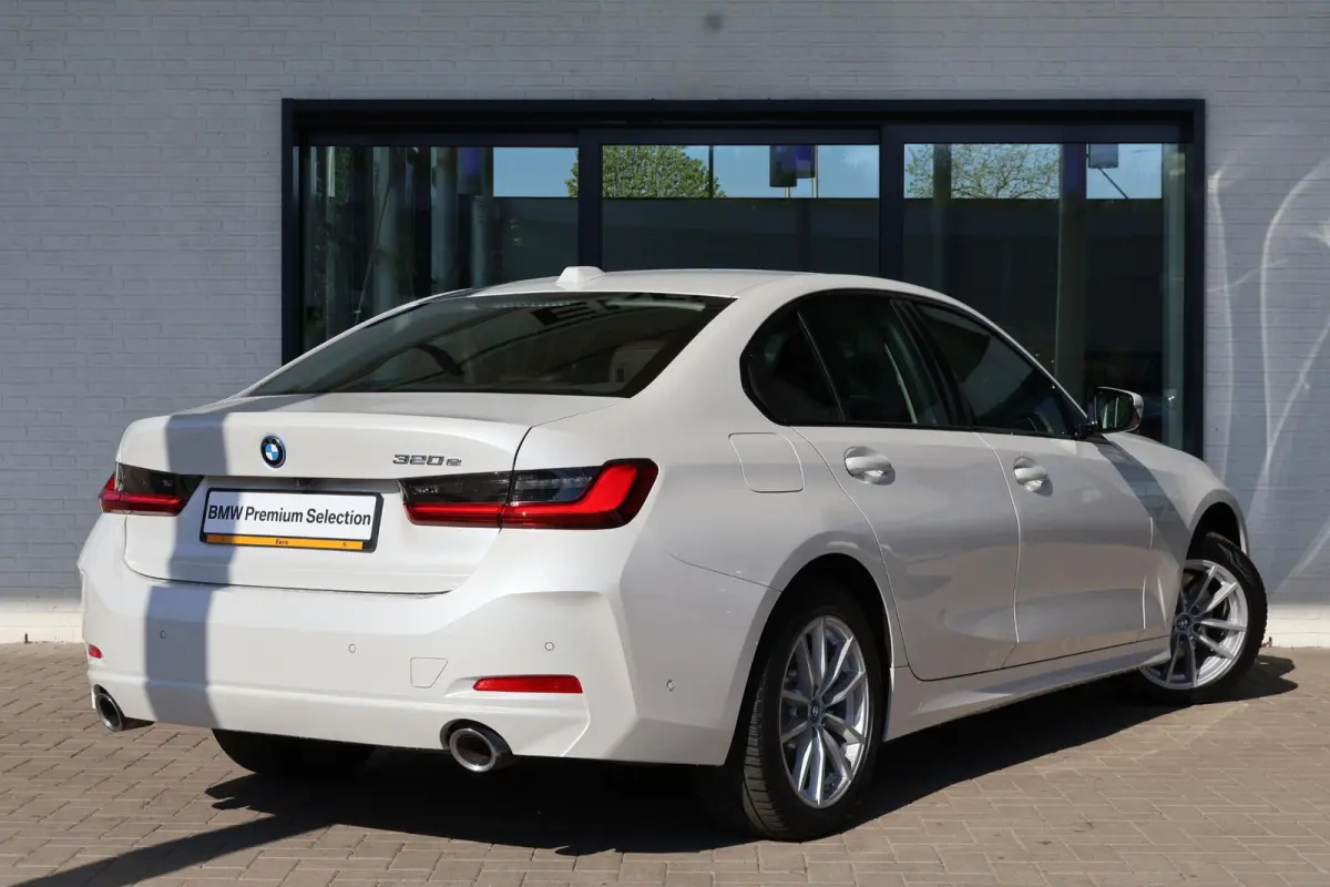 320e | LCI met Widescreen Display | Leder | Camera | Parkeersensoren voor en achter | Climate Control | Sportstoelen