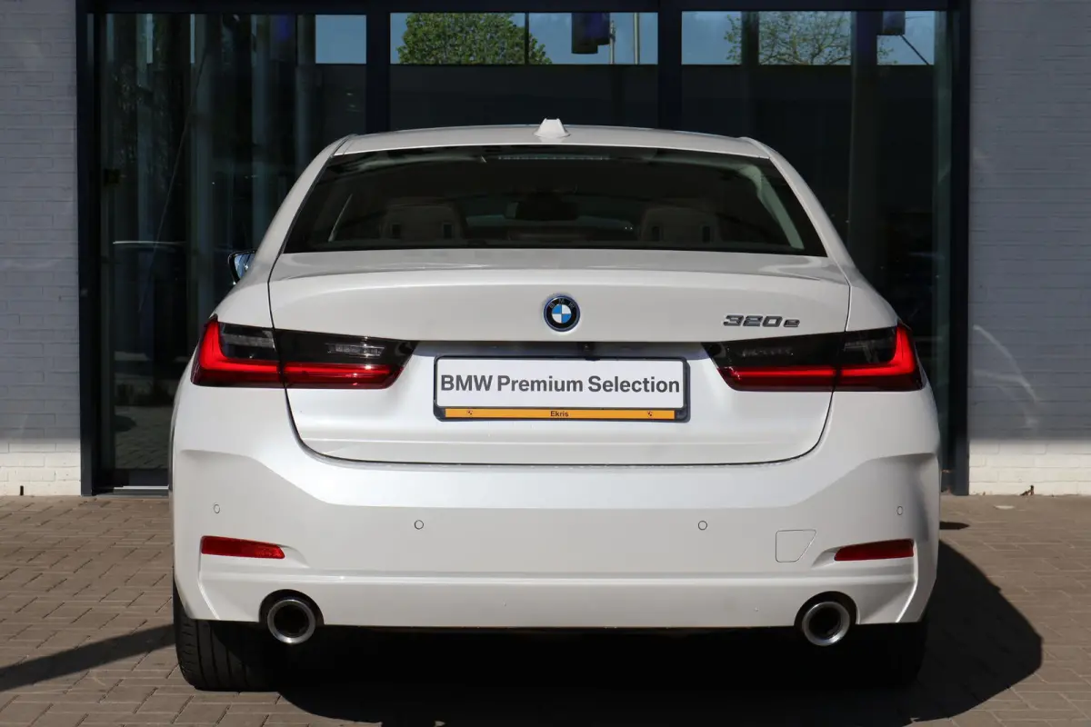 320e | LCI met Widescreen Display | Leder | Camera | Parkeersensoren voor en achter | Climate Control | Sportstoelen