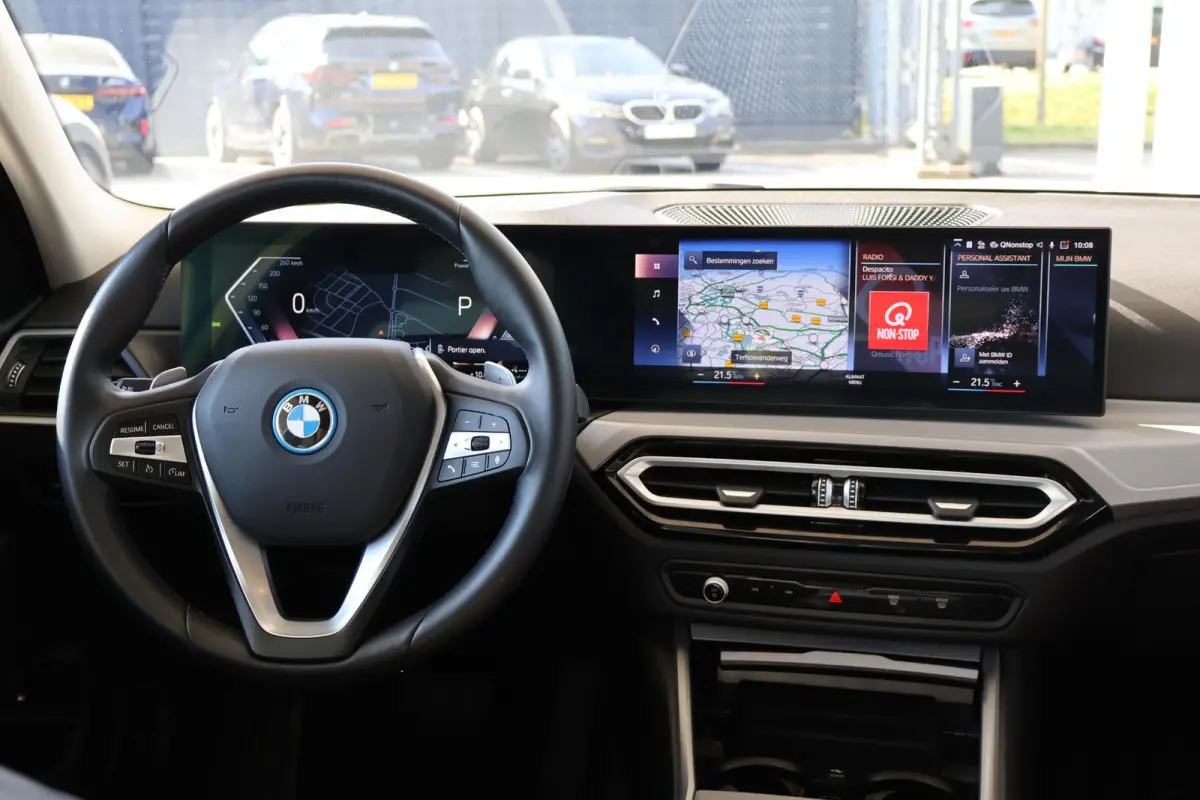 320e | LCI met Widescreen Display | Leder | Camera | Parkeersensoren voor en achter | Climate Control | Sportstoelen