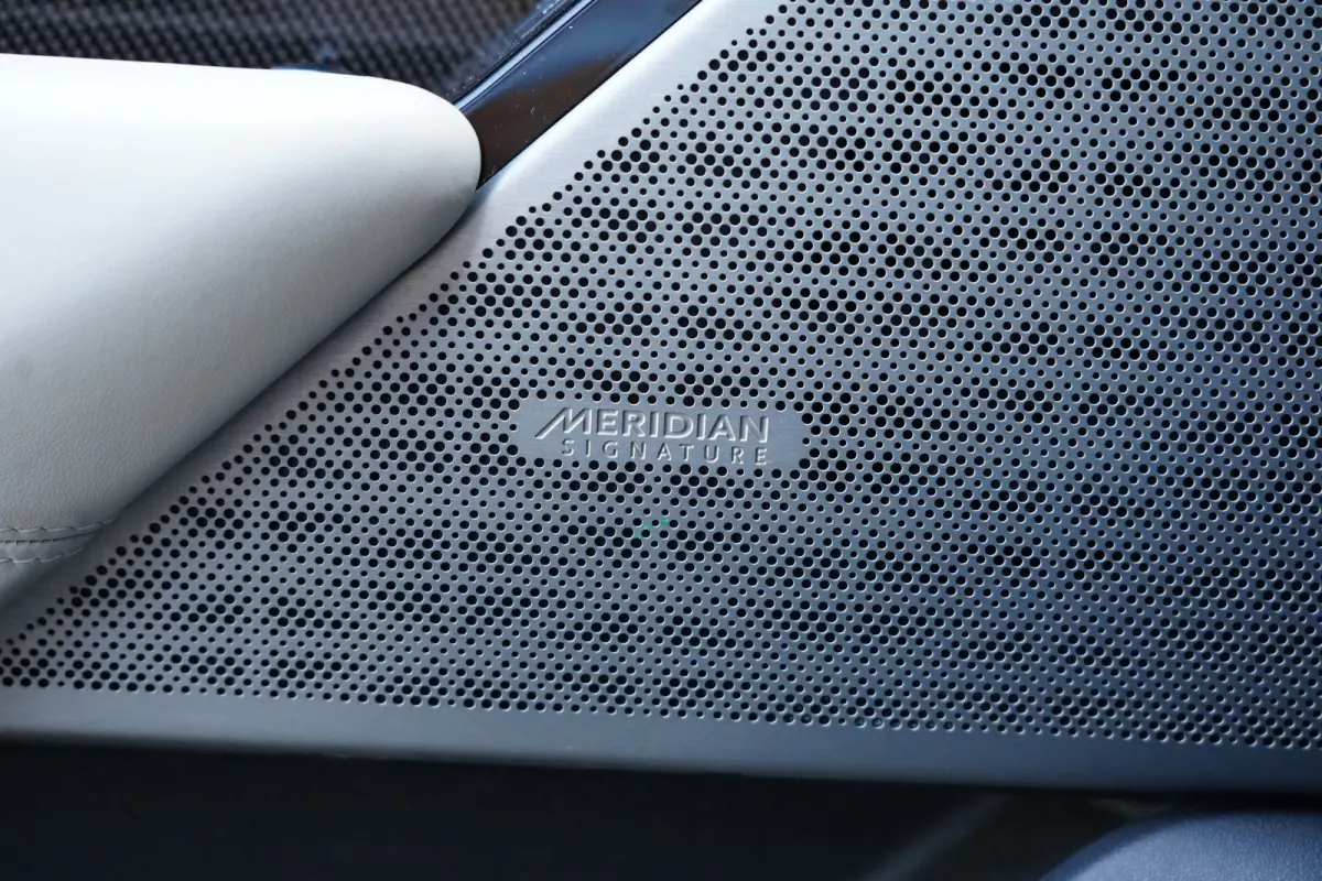 3.0 V6 AWD First Edition | 300PK | Pano | Meridian | 360° | Trekhaak | HUD | Land Rover Range Rover Velar First Edition 300 PK met 3.0 V6 diesel, panoramadak, Meridian Signature Sound Syste