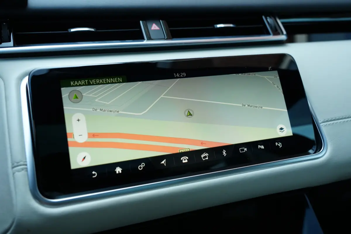 3.0 V6 AWD First Edition | 300PK | Pano | Meridian | 360° | Trekhaak | HUD | Land Rover Range Rover Velar First Edition 300 PK met 3.0 V6 diesel, panoramadak, Meridian Signature Sound Syste