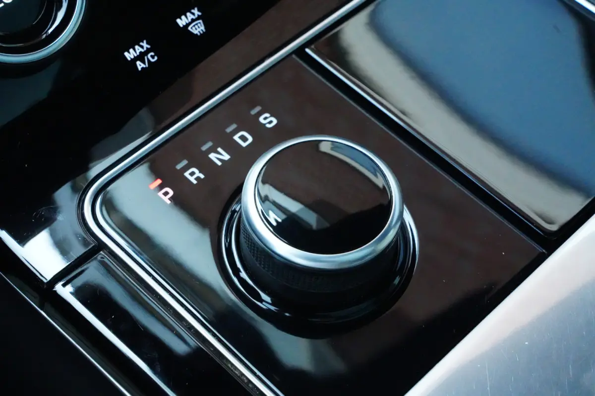 3.0 V6 AWD First Edition | 300PK | Pano | Meridian | 360° | Trekhaak | HUD | Land Rover Range Rover Velar First Edition 300 PK met 3.0 V6 diesel, panoramadak, Meridian Signature Sound Syste