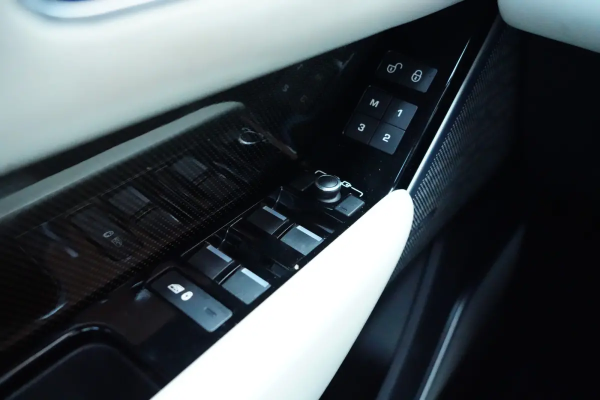 3.0 V6 AWD First Edition | 300PK | Pano | Meridian | 360° | Trekhaak | HUD | Land Rover Range Rover Velar First Edition 300 PK met 3.0 V6 diesel, panoramadak, Meridian Signature Sound Syste