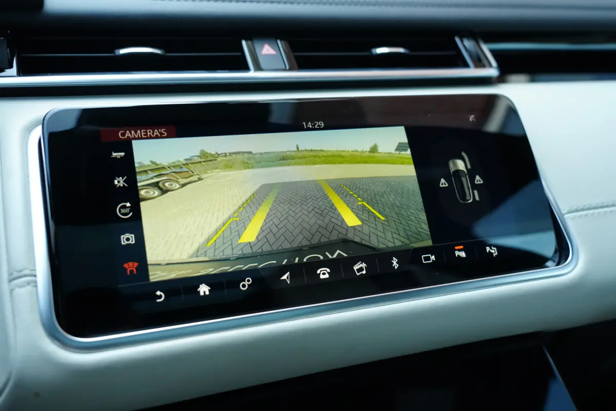 3.0 V6 AWD First Edition | 300PK | Pano | Meridian | 360° | Trekhaak | HUD | Land Rover Range Rover Velar First Edition 300 PK met 3.0 V6 diesel, panoramadak, Meridian Signature Sound Syste