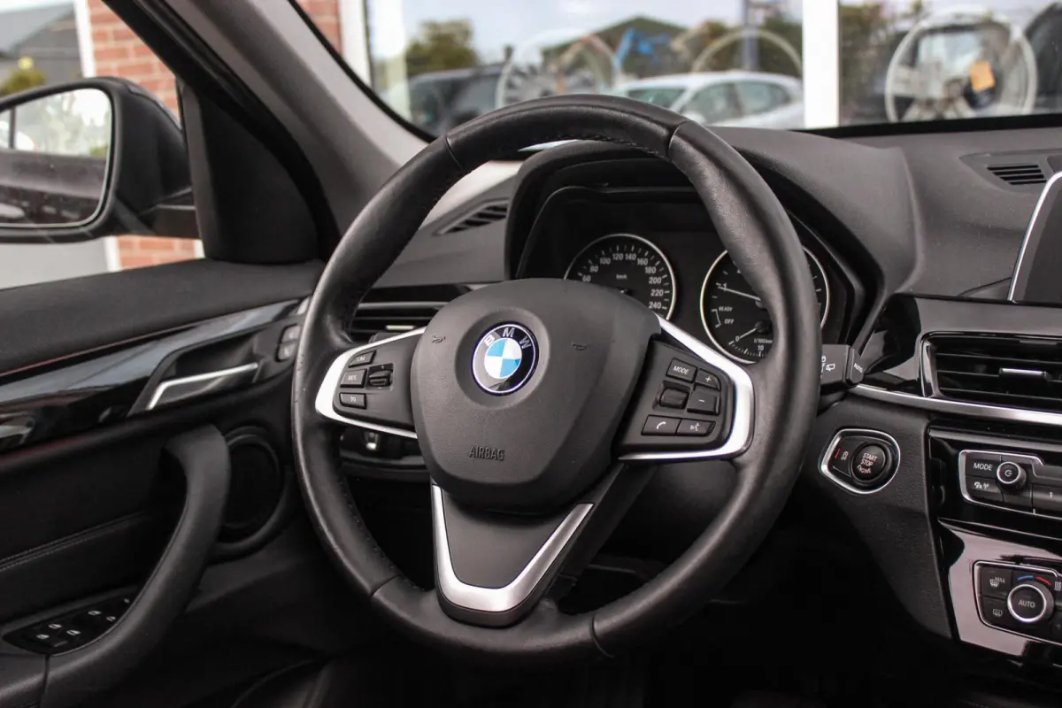 sDrive18i Centennial High Executive X-line | 2e eigenaar | Stuurverwarming | LED | Stoelverwarming | Navigatie | Bluetooth | Cruise control | Sportstuur | PDC