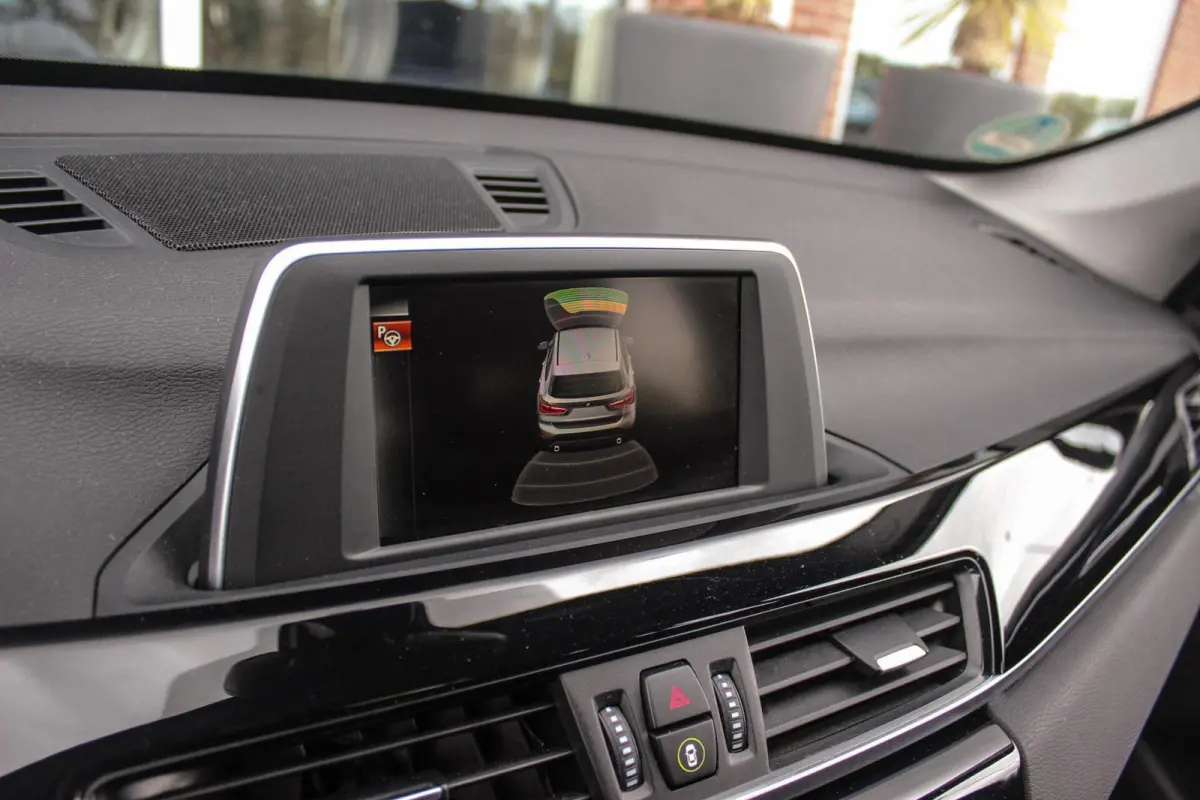 sDrive18i Centennial High Executive X-line | 2e eigenaar | Stuurverwarming | LED | Stoelverwarming | Navigatie | Bluetooth | Cruise control | Sportstuur | PDC