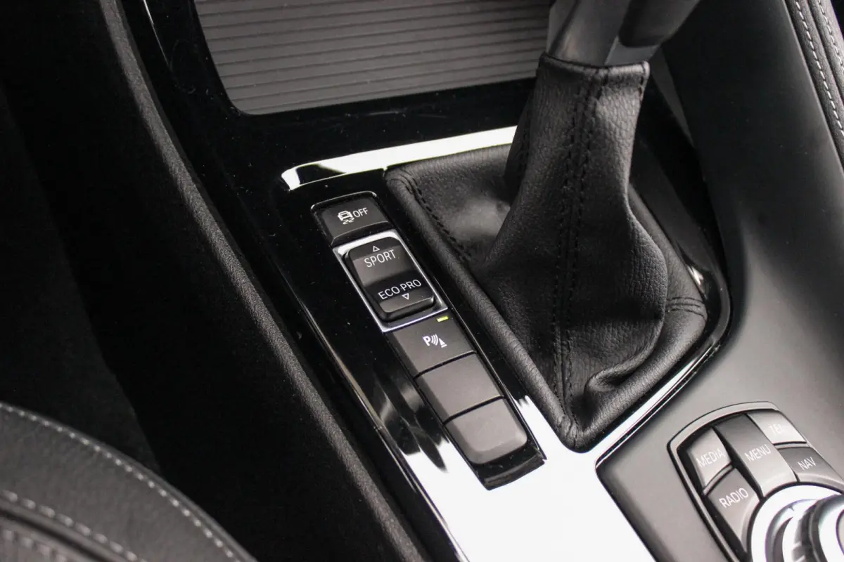 sDrive18i Centennial High Executive X-line | 2e eigenaar | Stuurverwarming | LED | Stoelverwarming | Navigatie | Bluetooth | Cruise control | Sportstuur | PDC