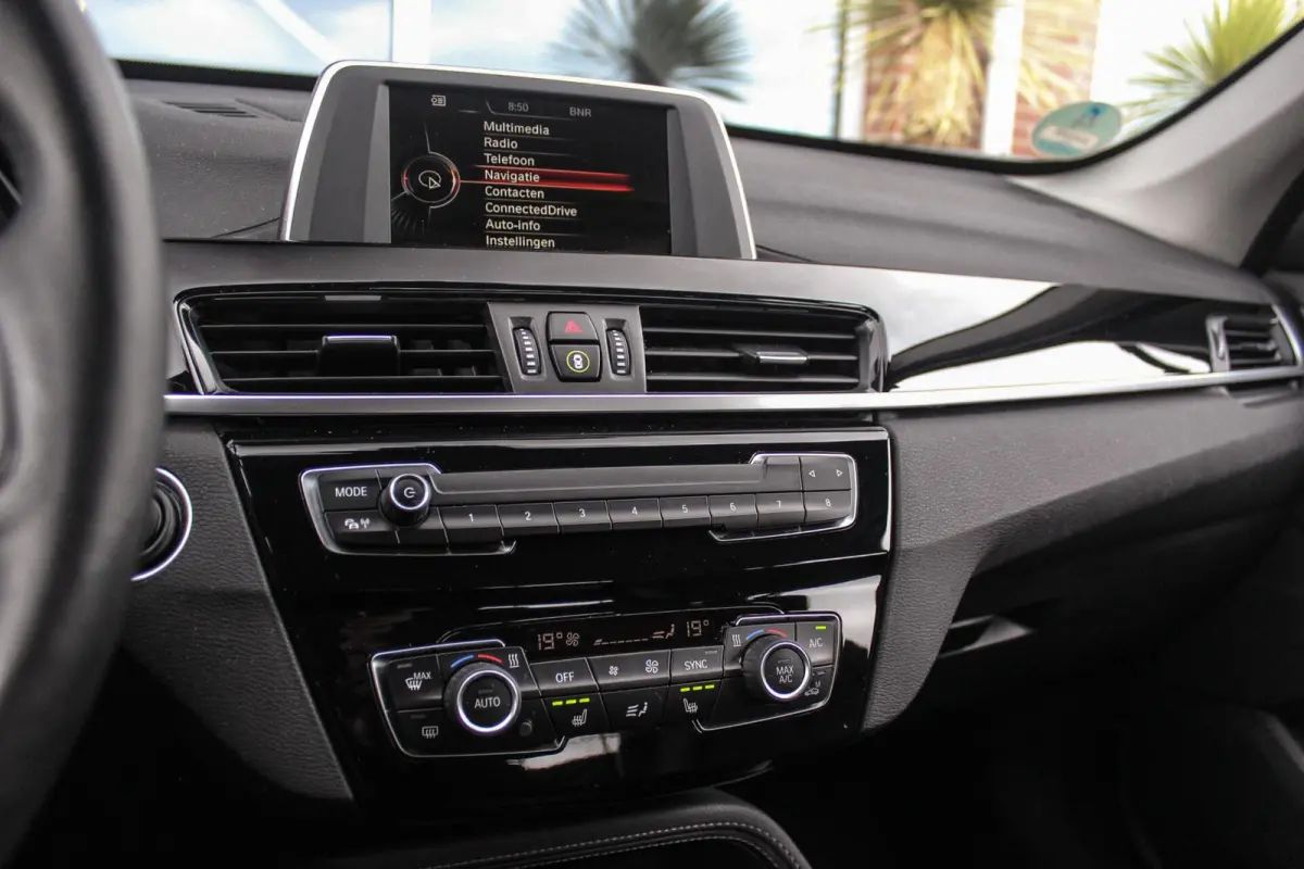 sDrive18i Centennial High Executive X-line | 2e eigenaar | Stuurverwarming | LED | Stoelverwarming | Navigatie | Bluetooth | Cruise control | Sportstuur | PDC