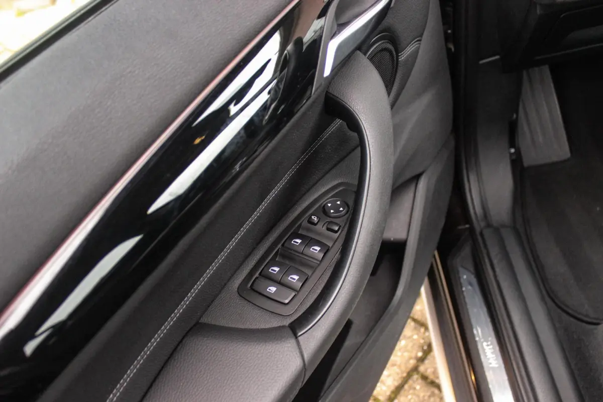 sDrive18i Centennial High Executive X-line | 2e eigenaar | Stuurverwarming | LED | Stoelverwarming | Navigatie | Bluetooth | Cruise control | Sportstuur | PDC