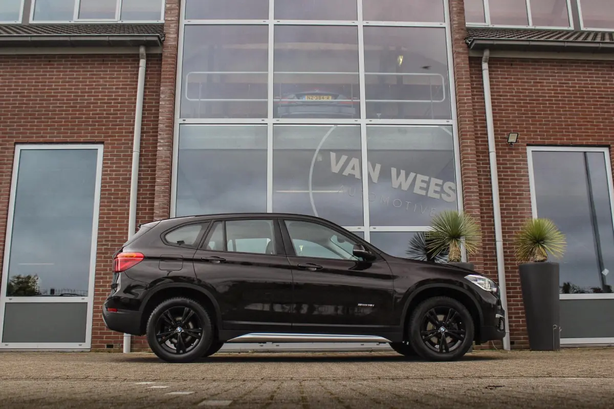 sDrive18i Centennial High Executive X-line | 2e eigenaar | Stuurverwarming | LED | Stoelverwarming | Navigatie | Bluetooth | Cruise control | Sportstuur | PDC