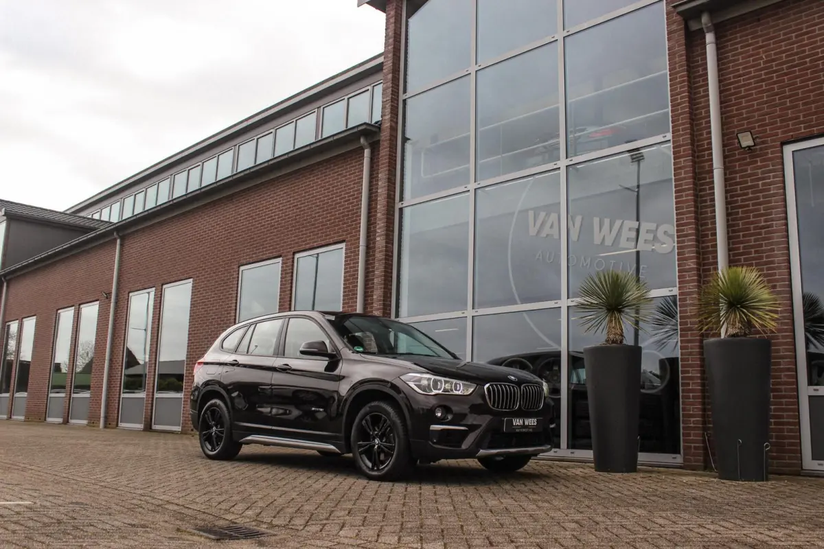 sDrive18i Centennial High Executive X-line | 2e eigenaar | Stuurverwarming | LED | Stoelverwarming | Navigatie | Bluetooth | Cruise control | Sportstuur | PDC