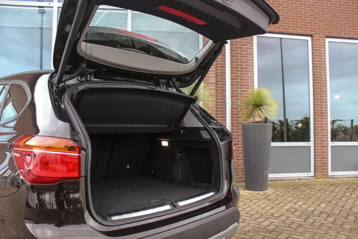 sDrive18i Centennial High Executive X-line | 2e eigenaar | Stuurverwarming | LED | Stoelverwarming | Navigatie | Bluetooth | Cruise control | Sportstuur | PDC