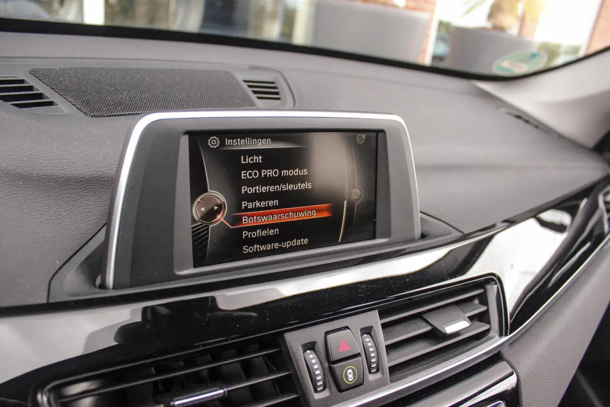 sDrive18i Centennial High Executive X-line | 2e eigenaar | Stuurverwarming | LED | Stoelverwarming | Navigatie | Bluetooth | Cruise control | Sportstuur | PDC