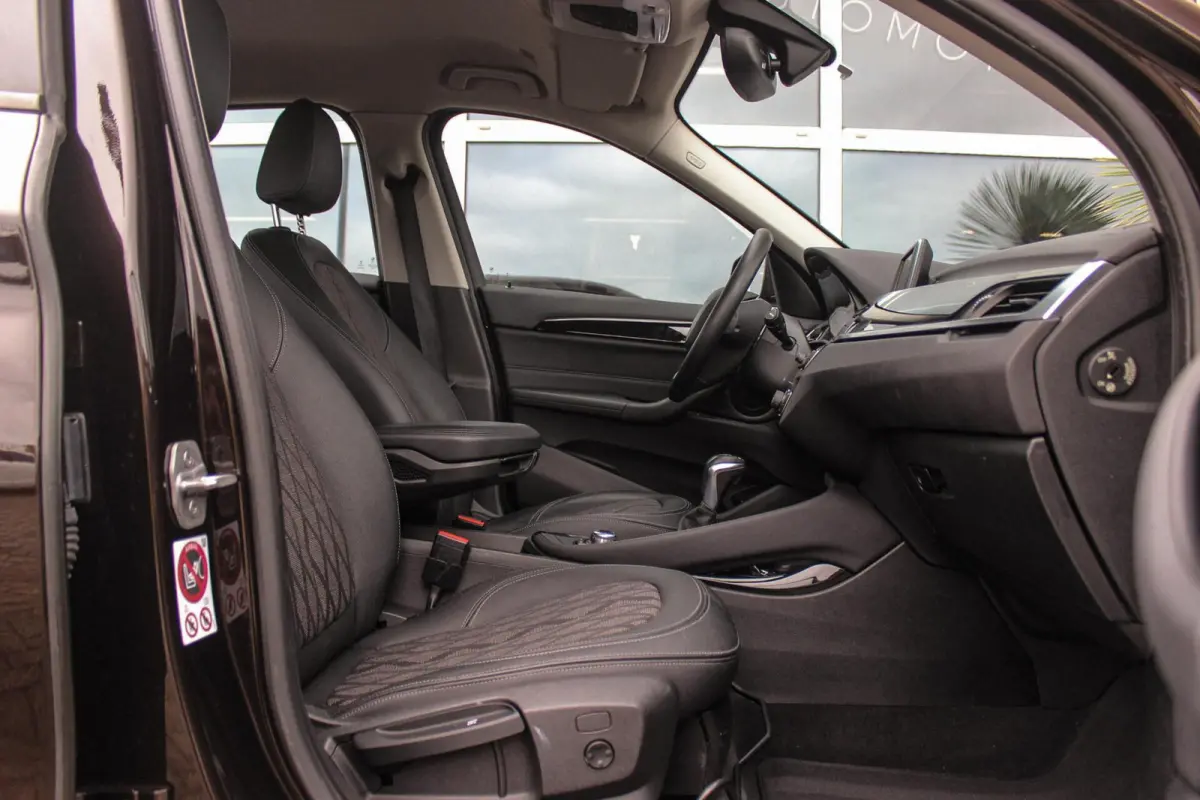 sDrive18i Centennial High Executive X-line | 2e eigenaar | Stuurverwarming | LED | Stoelverwarming | Navigatie | Bluetooth | Cruise control | Sportstuur | PDC