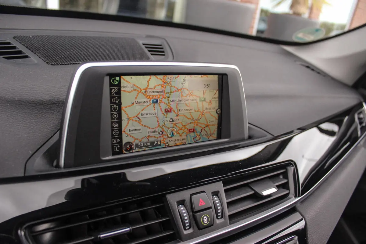 sDrive18i Centennial High Executive X-line | 2e eigenaar | Stuurverwarming | LED | Stoelverwarming | Navigatie | Bluetooth | Cruise control | Sportstuur | PDC