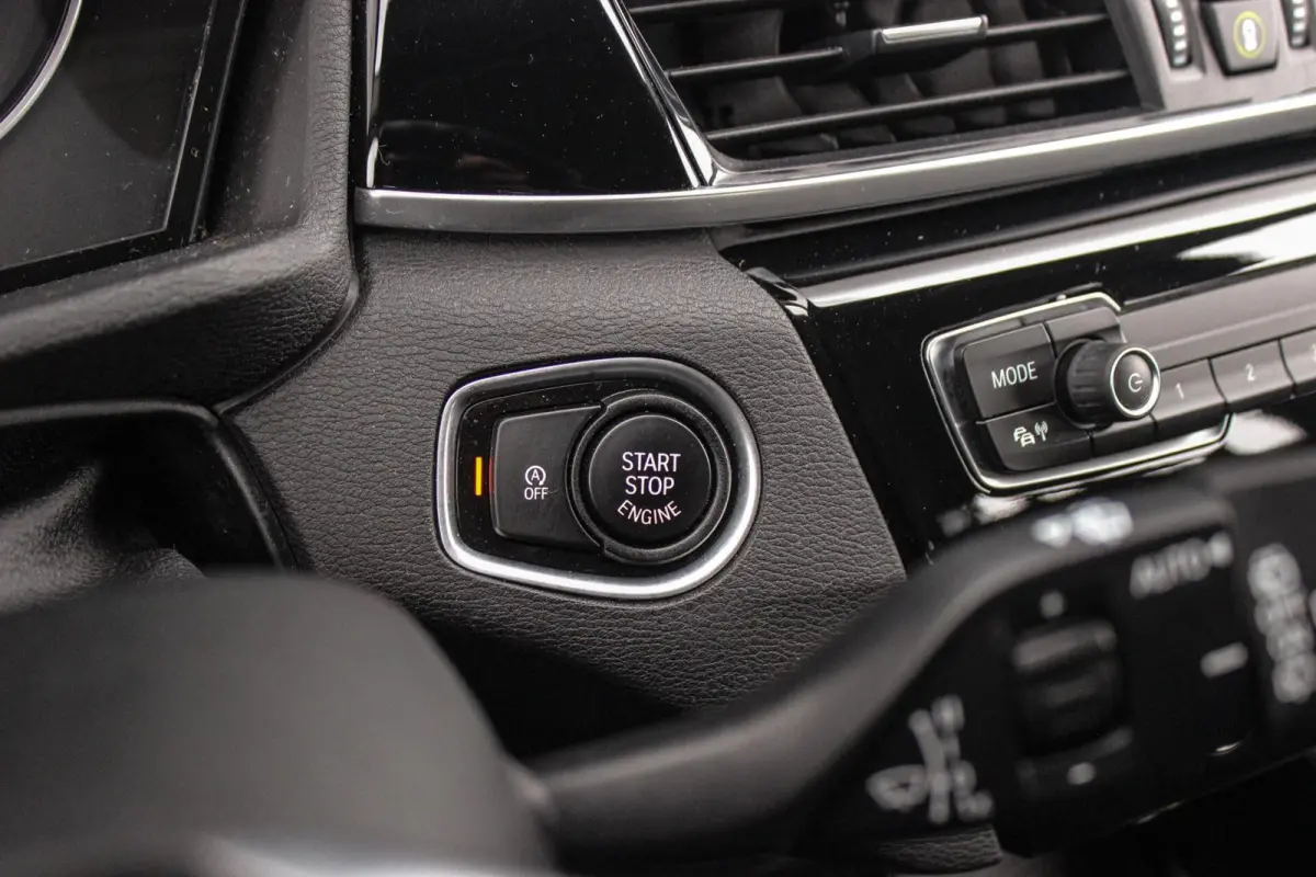 sDrive18i Centennial High Executive X-line | 2e eigenaar | Stuurverwarming | LED | Stoelverwarming | Navigatie | Bluetooth | Cruise control | Sportstuur | PDC
