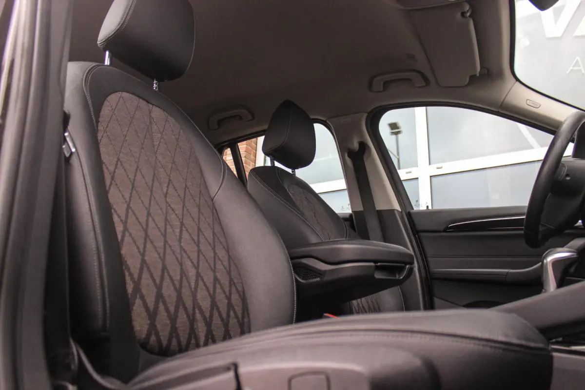 sDrive18i Centennial High Executive X-line | 2e eigenaar | Stuurverwarming | LED | Stoelverwarming | Navigatie | Bluetooth | Cruise control | Sportstuur | PDC