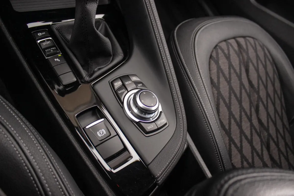 sDrive18i Centennial High Executive X-line | 2e eigenaar | Stuurverwarming | LED | Stoelverwarming | Navigatie | Bluetooth | Cruise control | Sportstuur | PDC