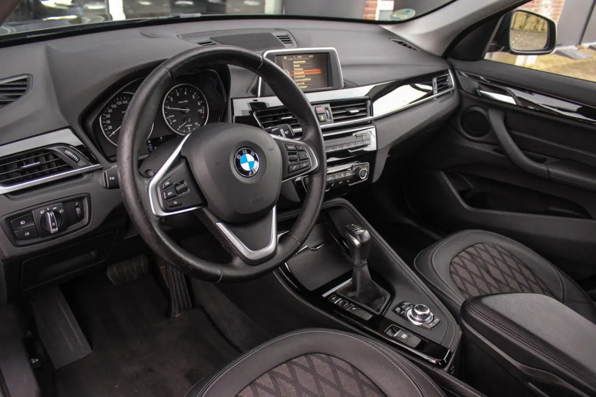 sDrive18i Centennial High Executive X-line | 2e eigenaar | Stuurverwarming | LED | Stoelverwarming | Navigatie | Bluetooth | Cruise control | Sportstuur | PDC