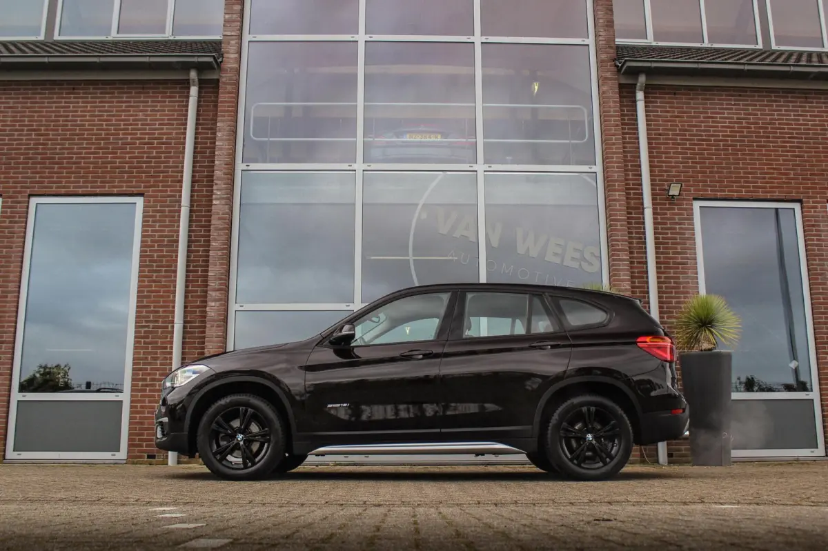 sDrive18i Centennial High Executive X-line | 2e eigenaar | Stuurverwarming | LED | Stoelverwarming | Navigatie | Bluetooth | Cruise control | Sportstuur | PDC