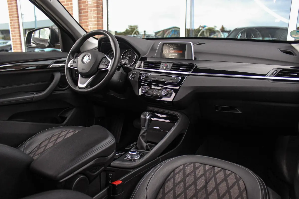 sDrive18i Centennial High Executive X-line | 2e eigenaar | Stuurverwarming | LED | Stoelverwarming | Navigatie | Bluetooth | Cruise control | Sportstuur | PDC