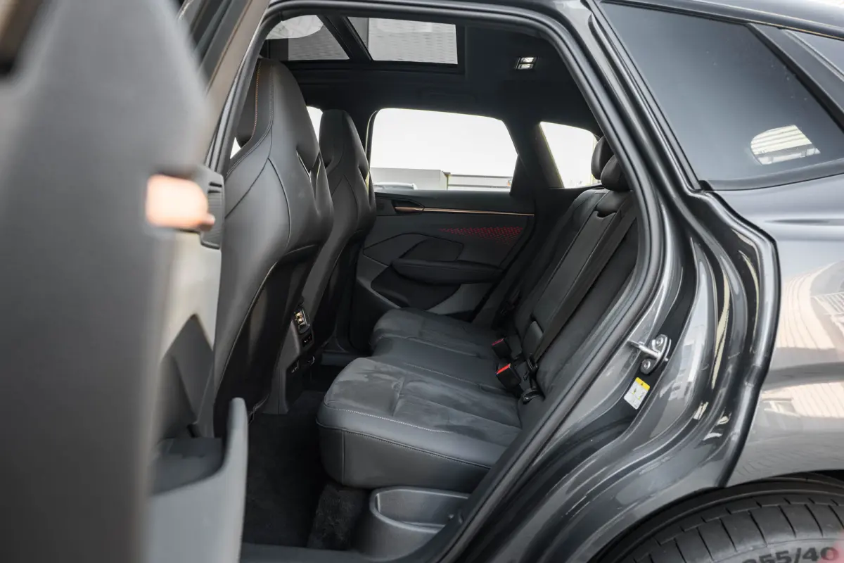 1.5 TSI e-Hybrid 272pk VZ Performance | Sennheiser sound sytem | Alcantara bekleding | Head-up display | Panoramadak | Elektrisch verstelb. voorstoelen | Navigatie | 20" LMV