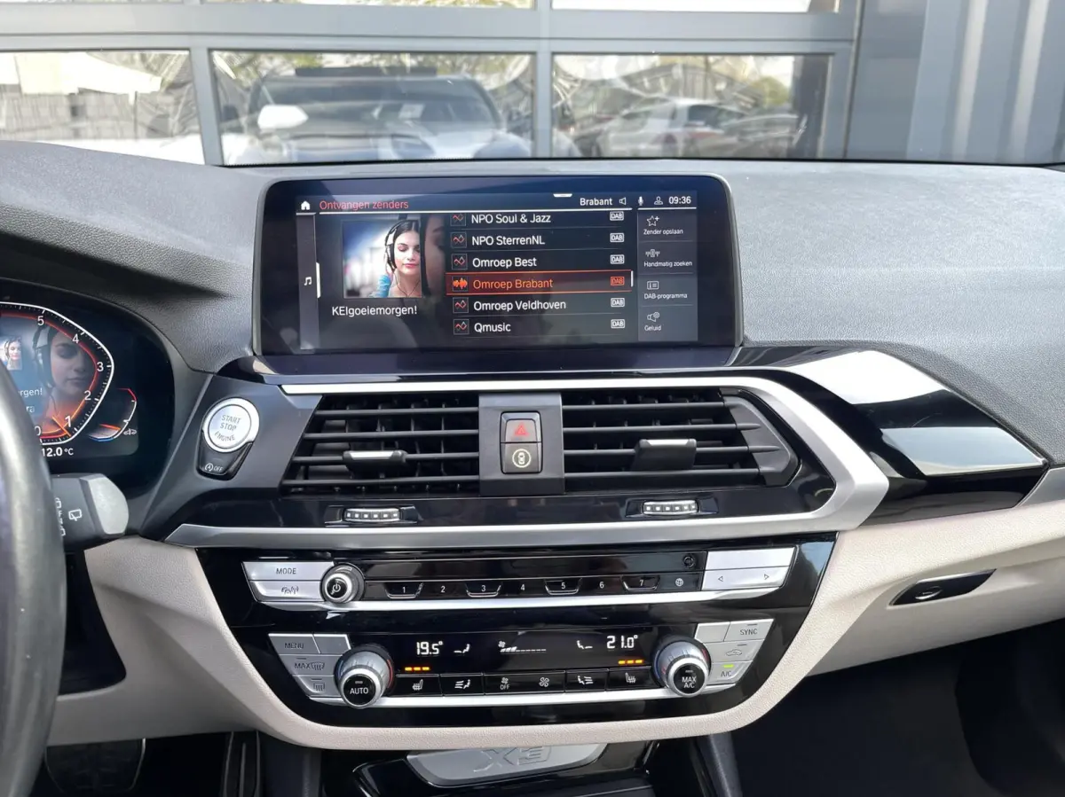xDrive20i High Executive Edition M-PAKKET|PANORAMADAK|HUD|H&K|360 CAMERA|TREKHAAK|CARPLAY|SFEERVERLICHTING|ACC Cruise Control