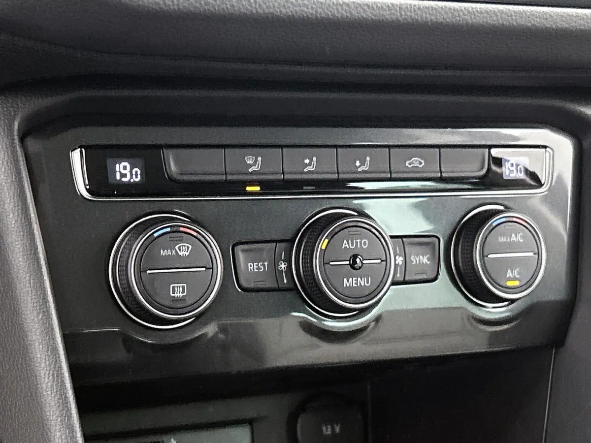 1.4 TSI Connected Series | Apple Carplay / Android Auto | Trekhaak! | Leder | Parkeersensoren | Adaptive Cruise Control | Climate control | Navigatie | Lichtmetalen Velgen |
