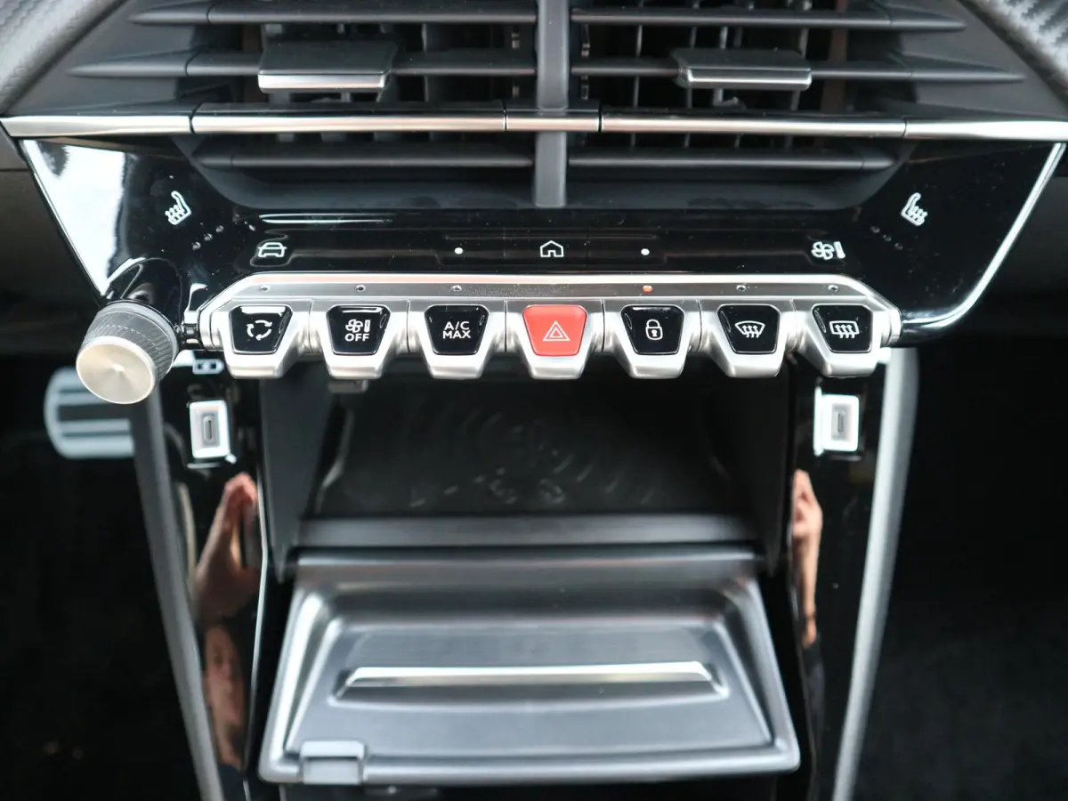 1.2 Hybrid 145 GT Alcantara / Full-Option / ACTIE