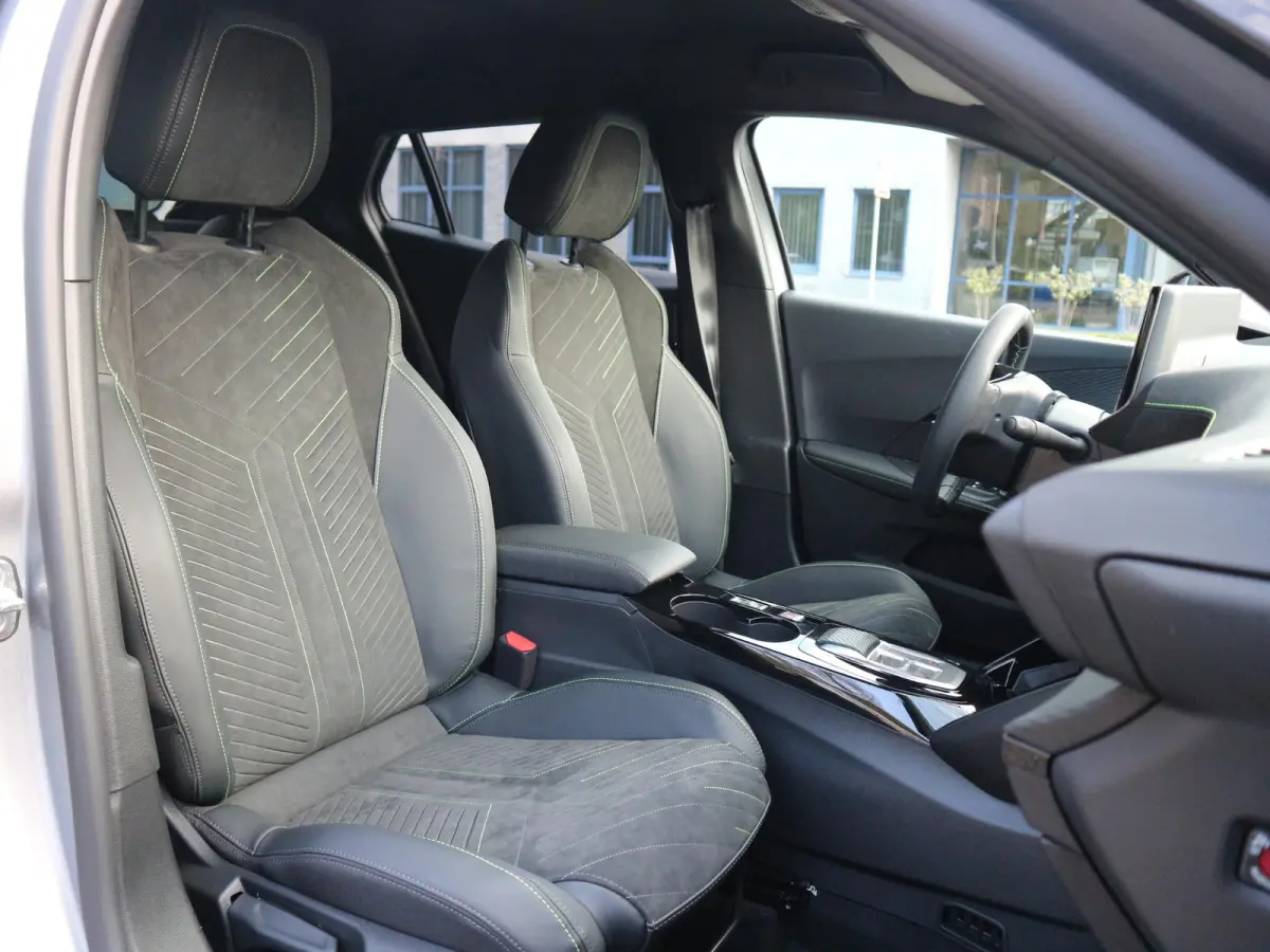 1.2 Hybrid 145 GT Alcantara / Full-Option / ACTIE