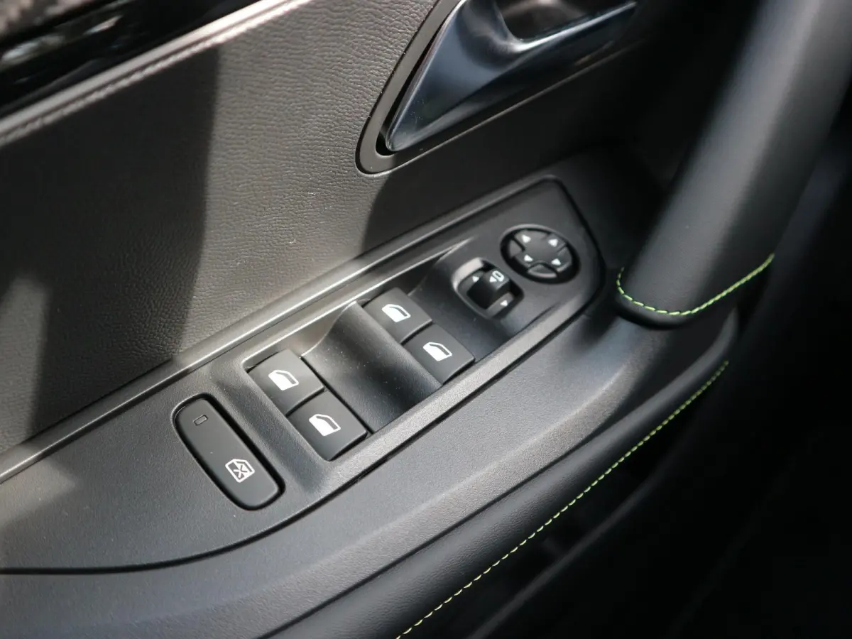 1.2 Hybrid 145 GT Alcantara / Full-Option / ACTIE