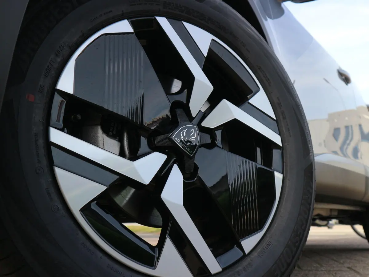 1.2 Hybrid 145 GT Alcantara / Full-Option / ACTIE