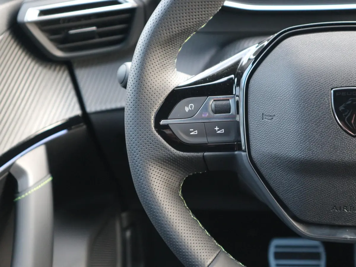 1.2 Hybrid 145 GT Alcantara / Full-Option / ACTIE