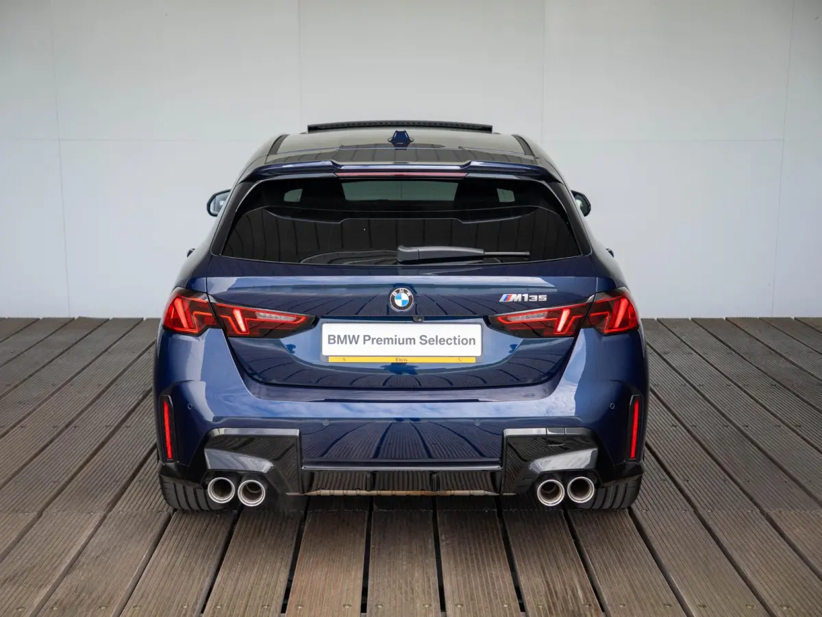 M135 xDrive | Harman-Kardon | Panoramadak | Stoelverwarming | Achteruitrijcamera | 19''