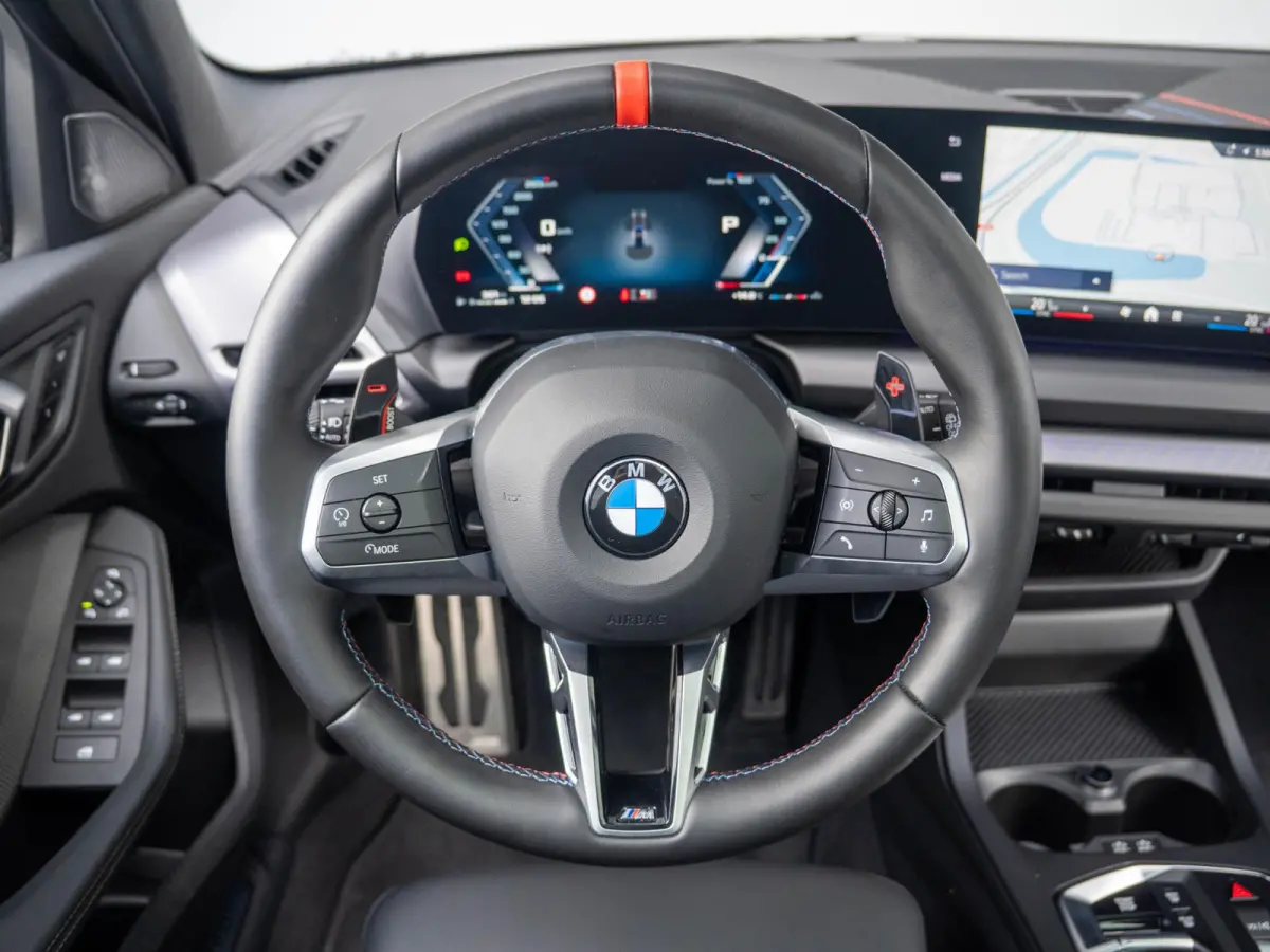 M135 xDrive | Harman-Kardon | Panoramadak | Stoelverwarming | Achteruitrijcamera | 19''