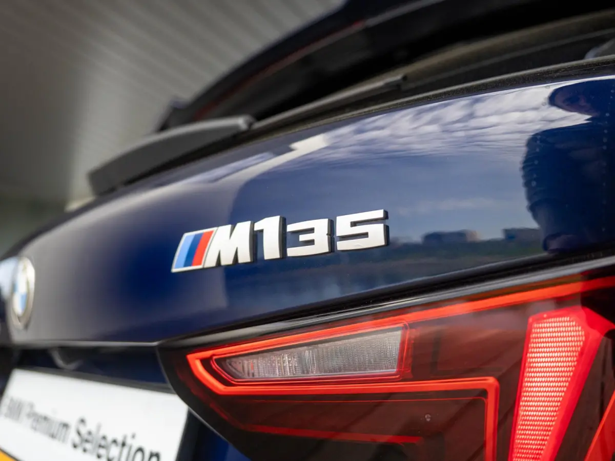 M135 xDrive | Harman-Kardon | Panoramadak | Stoelverwarming | Achteruitrijcamera | 19''