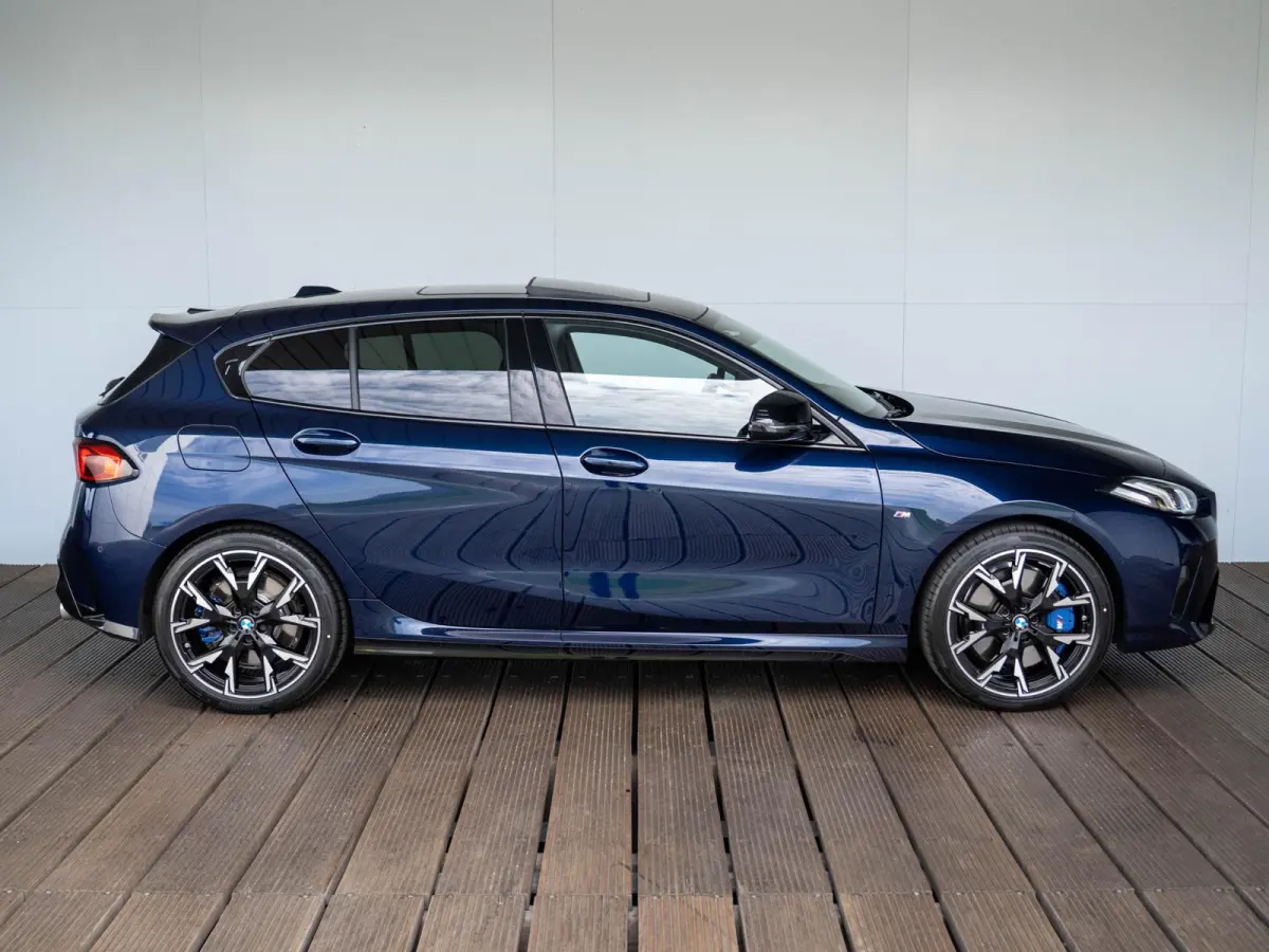 M135 xDrive | Harman-Kardon | Panoramadak | Stoelverwarming | Achteruitrijcamera | 19''