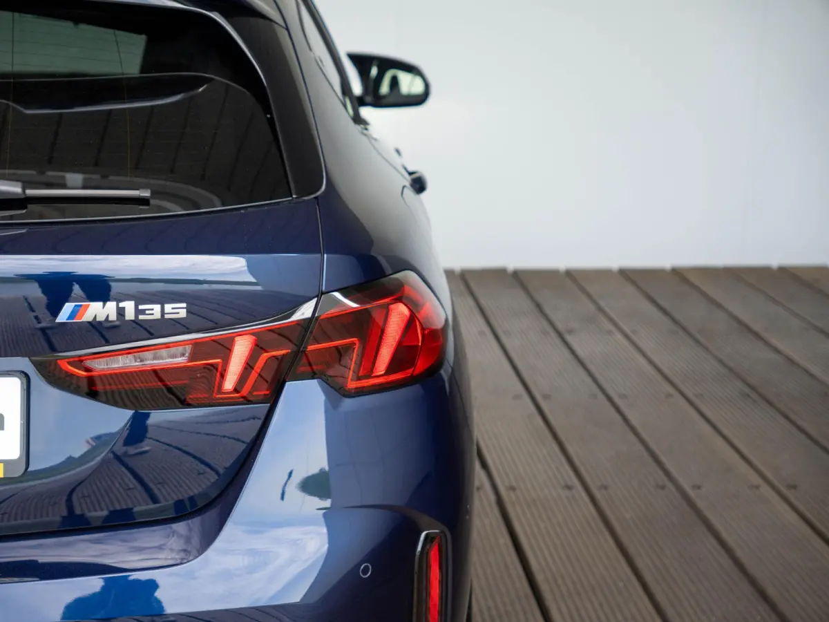 M135 xDrive | Harman-Kardon | Panoramadak | Stoelverwarming | Achteruitrijcamera | 19''