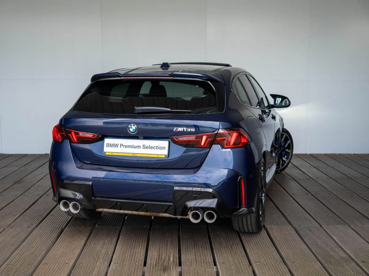 M135 xDrive | Harman-Kardon | Panoramadak | Stoelverwarming | Achteruitrijcamera | 19''