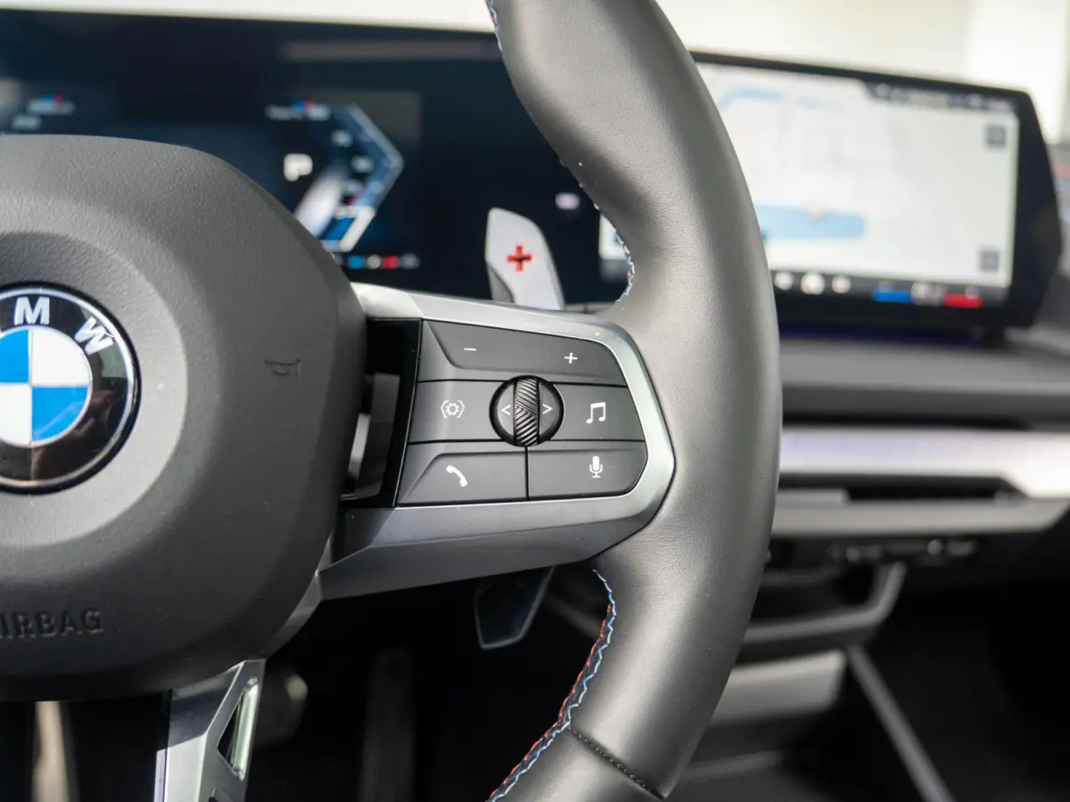 M135 xDrive | Harman-Kardon | Panoramadak | Stoelverwarming | Achteruitrijcamera | 19''