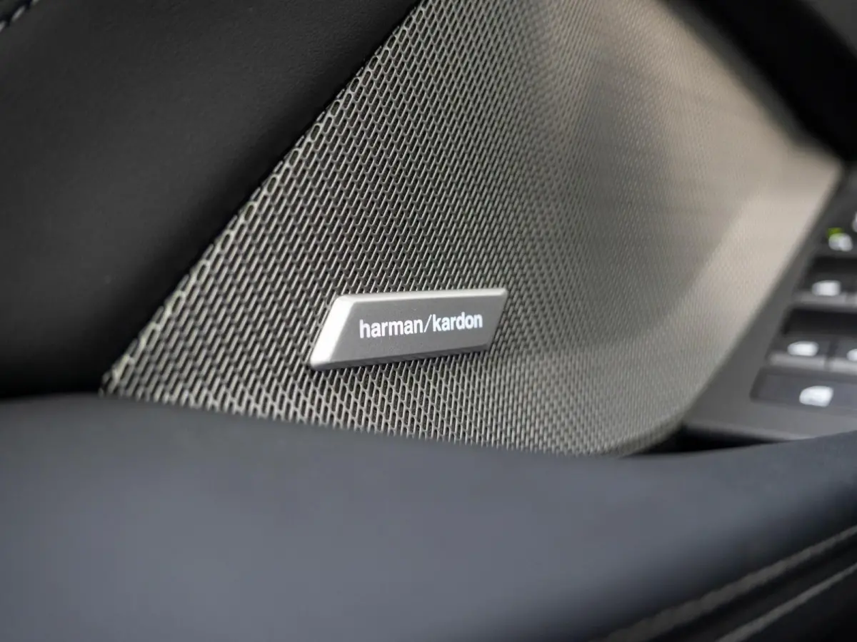 M135 xDrive | Harman-Kardon | Panoramadak | Stoelverwarming | Achteruitrijcamera | 19''
