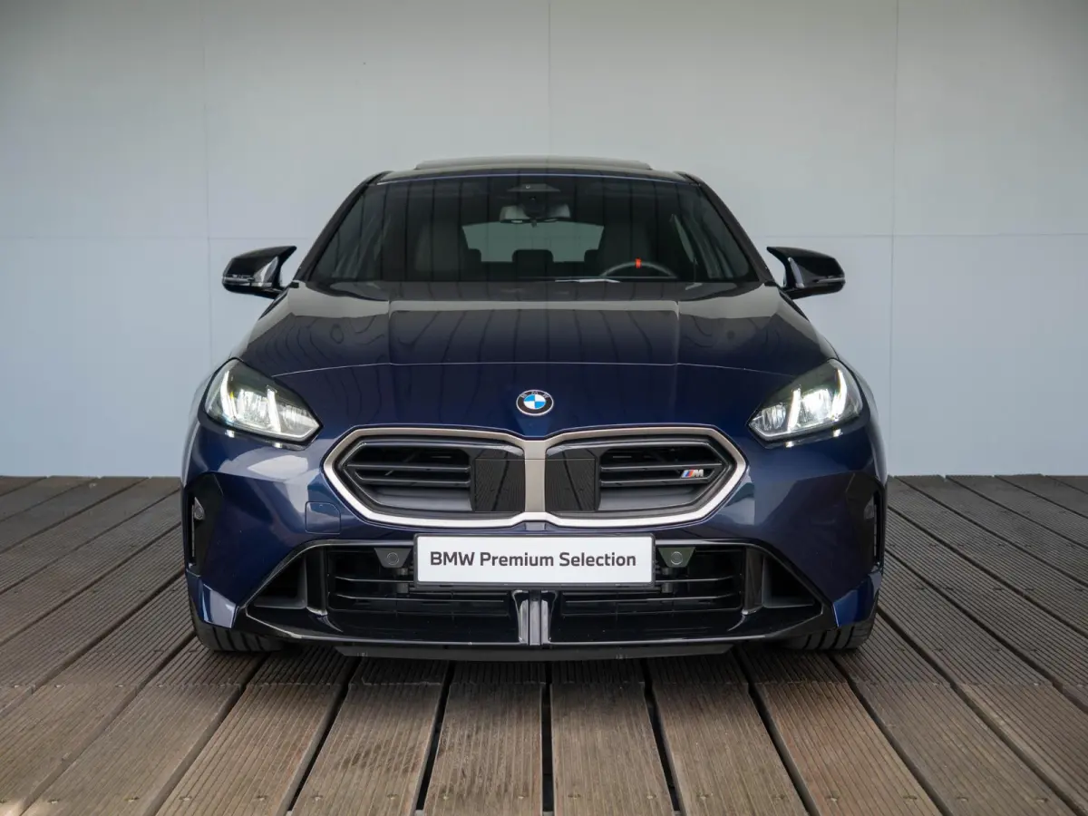 M135 xDrive | Harman-Kardon | Panoramadak | Stoelverwarming | Achteruitrijcamera | 19''