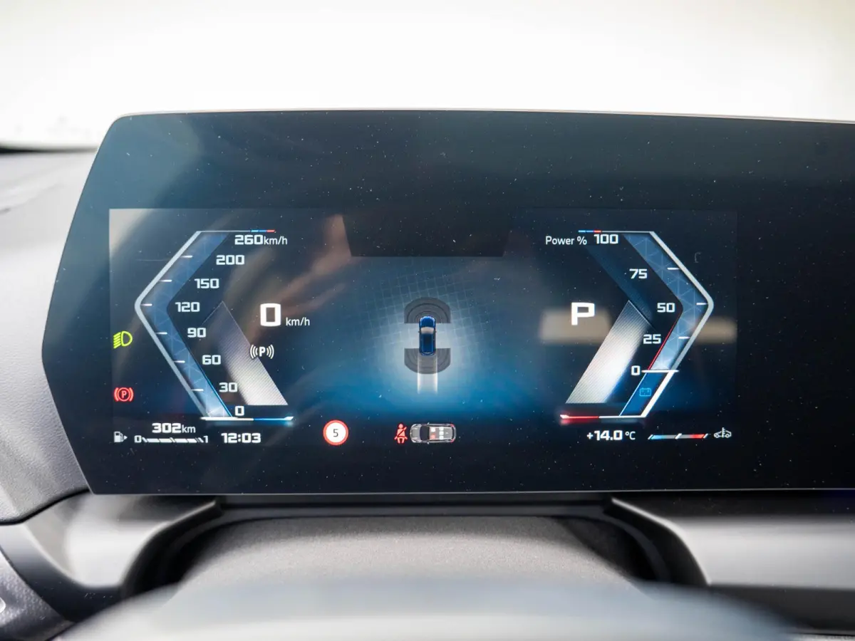 M135 xDrive | Harman-Kardon | Panoramadak | Stoelverwarming | Achteruitrijcamera | 19''