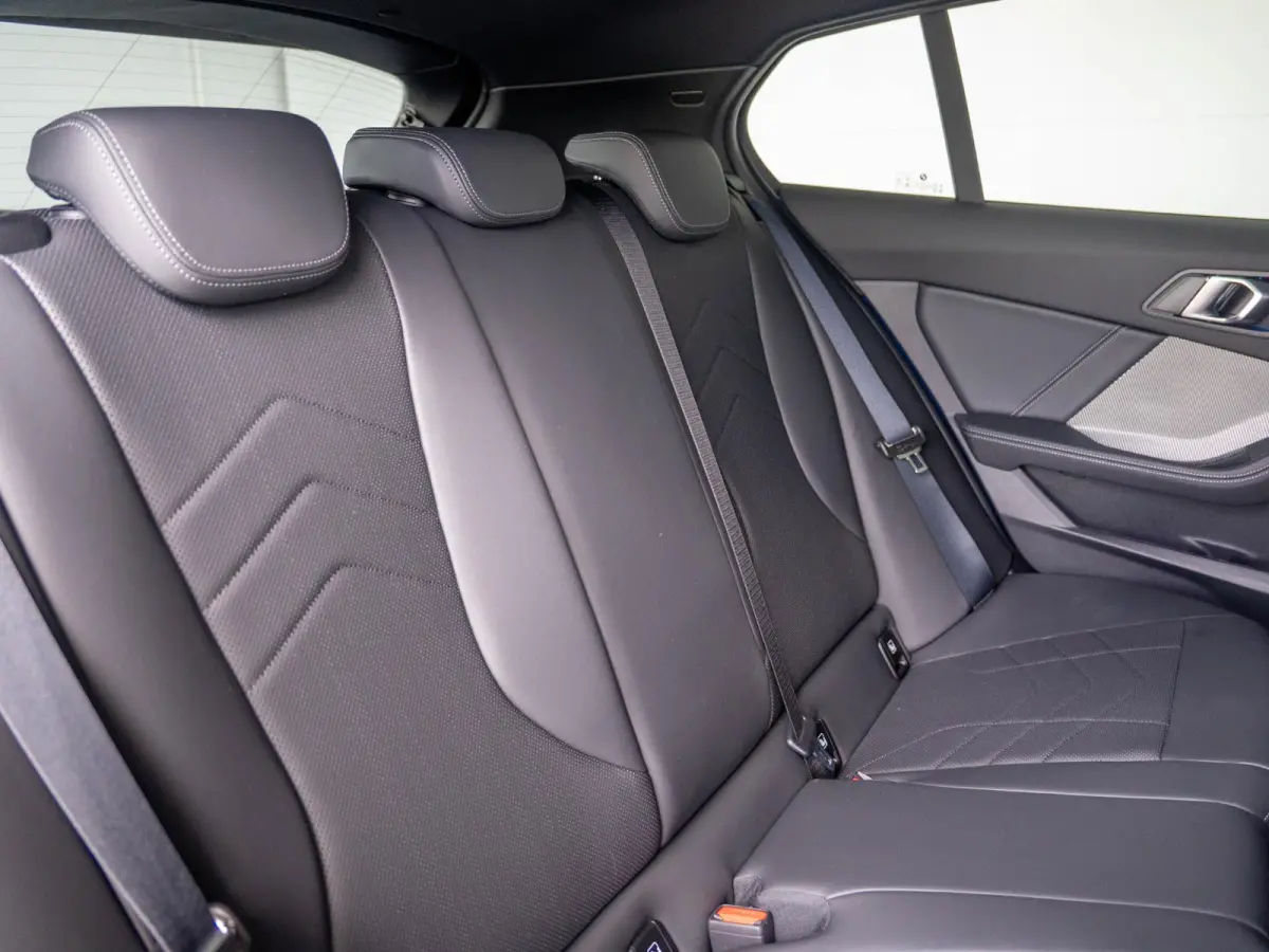 M135 xDrive | Harman-Kardon | Panoramadak | Stoelverwarming | Achteruitrijcamera | 19''